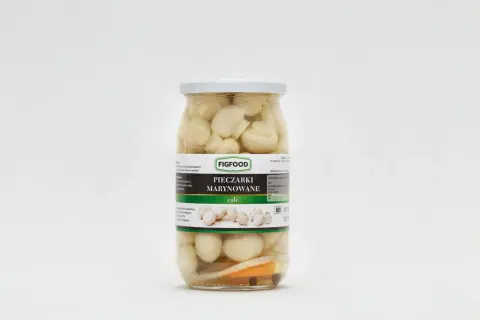 Słoik z pieczarkami marynowanymi marki Figfood, z widocznymi przyprawami na dnie.