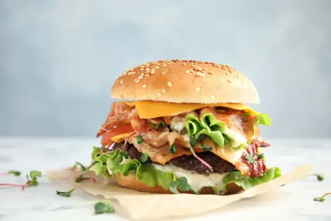 Ile kalorii ma burger wołowy? Rozłóż go na czynniki pierwsze!