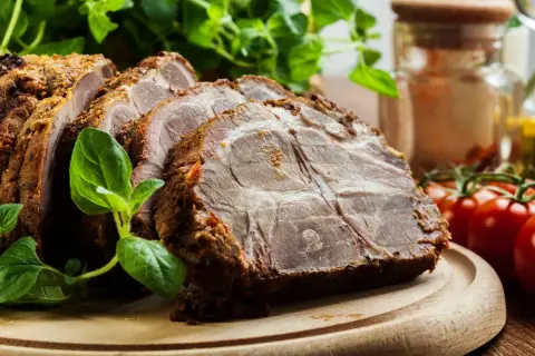 Pokrojona, pieczona karkówka z ziołami i pomidorkami. Idealna na obiad.