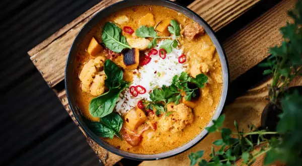 Curry z kurczakiem: kremowy sos i soczyste mięso w 30 min