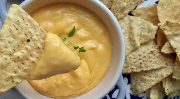 Idealny sos serowy do nachos: kup lub zrób jak z kina!