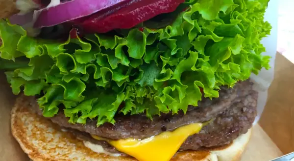 Mistrzowski burger: Jaka sałata zapewni idealną chrupkość?