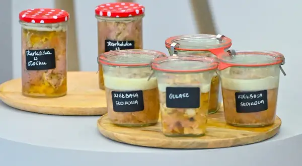 Słoiki z przetworami: karkówka i kiełbasa w słoiku z galaretką. Gotowe do spożycia, domowe smakołyki.