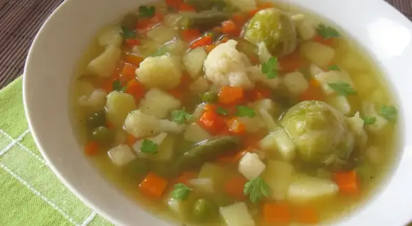 Zupa jarzynowa z mrożonki przepis: aromatyczna, sycąca, pełna warzyw jak ziemniaki, marchewka, kalafior, fasolka szparagowa i groszek.