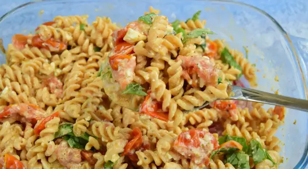 Szybka kolacja z niczego: makaron fusilli z pomidorkami, fetą i bazylią w kremowym sosie.
