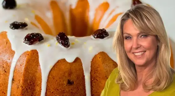 Babka pomarańczowa Ewy Wachowicz, udekorowana lukrem i rodzynkami, wygląda apetycznie.