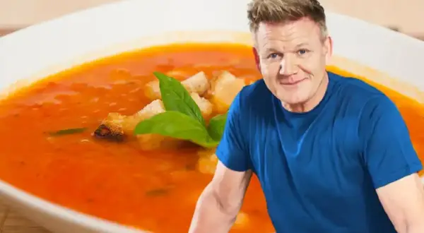 Gordon Ramsay zupę pomidorową doprawił bazylią i grzankami. Dowiedz się, jakie przyprawy do zupy pomidorowej wybrać, by była idealna!