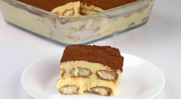 Pyszny, sprawdzony przepis na tiramisu z mascarpone. Warstwy biszkoptów i kremu, posypane kakao. Idealny deser.