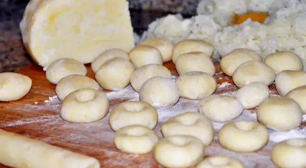 Gotowe do gotowania kluski śląskie, zrobione z ziemniaków i mąki, czekają na dodatek farszu. Oto jak zrobić kluski śląskie!