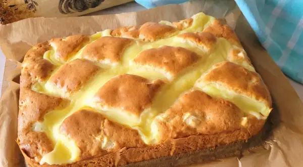 Puszyste ciasto jogurtowe z kremowym nadzieniem, idealne na każdą okazję. Sprawdzony przepis na jogurtowe ciasto, które zachwyci każdego.