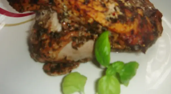 Pyszna, pieczona łopatka wieprzowa, jak u Ani, gotuje się do perfekcji. Podana z listkami bazylii.
