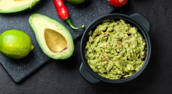 Jak smakuje guacamole? Odkryj sekrety zielonego sosu!