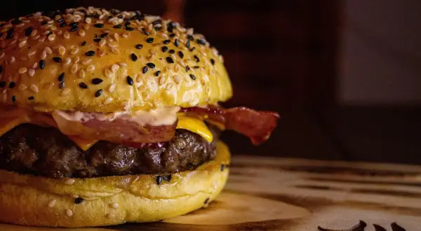 Mięso na burgery: Wybierz idealne, zrób lepszego niż z restauracji!