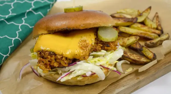 Odgrzej burgera w piekarniku: soczysty kotlet, chrupiąca bułka