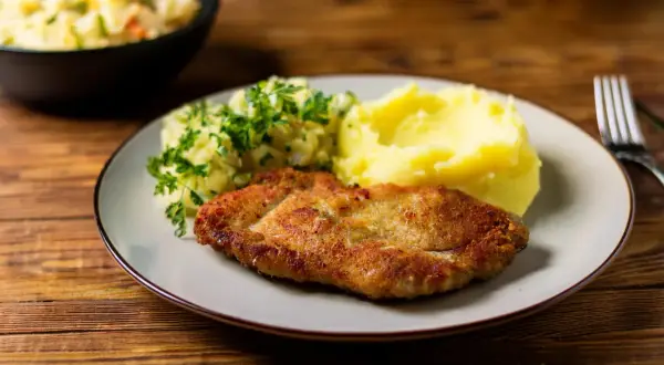 Chrupiące schabowe z airfryer, podane z puree ziemniaczanym i surówką z kapusty. Pyszny obiad gotowy w mgnieniu oka!