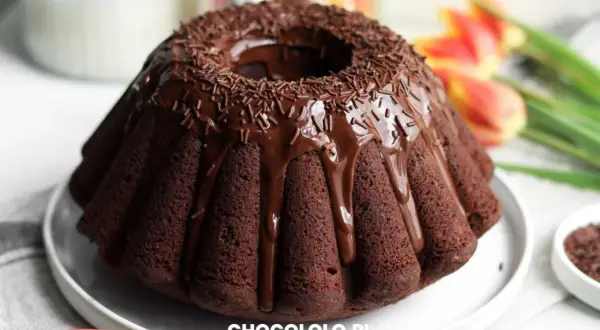 Pyszna babka z mascarpone i kakao, polana czekoladą i posypana wiórkami. Idealna na deser!