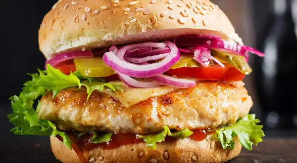 Ile kalorii ma hamburger? Odkryj prawdę i jedz świadomie!