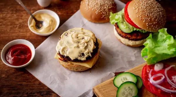 Sos do burgerów: Odkryj przepisy na kultowe smaki!