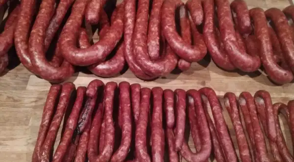 Ile pieprzu na 10 kg kiełbasy? Niezawodna metoda na idealny smak.