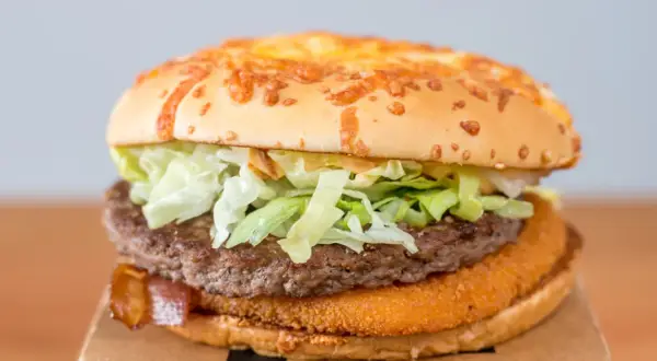 Ile kalorii ma burger z jalapeno? Szokujące różnice i zdrowe triki