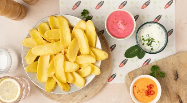 Z czym jeść frytki? Odmień smak: sosy, loaded fries, świat!