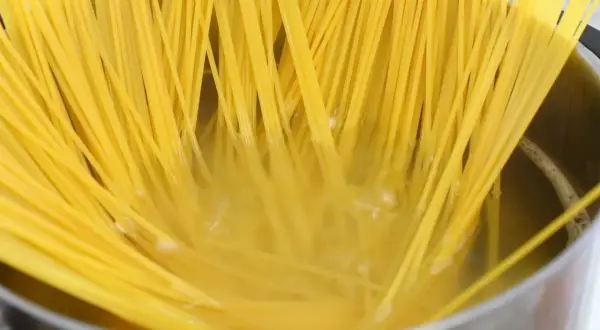 Gotujesz spaghetti w garnku. Woda lekko bulgocze, a żółte nitki makaronu powoli miękną. To pierwszy krok, jak zrobić spaghetti.