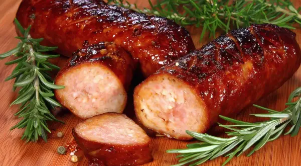 Soczysta kiełbasa z piekarnika jak z grilla, z chrupiącą skórką i aromatycznym rozmarynem. Idealna na obiad!