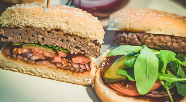 Burgery z Biedronki: Jak zrobić soczyste arcydzieło?