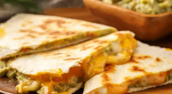 Pyszna, prosta kolacja na ciepło: quesadillas z ciągnącym się serem i guacamole. Idealne na szybki posiłek.