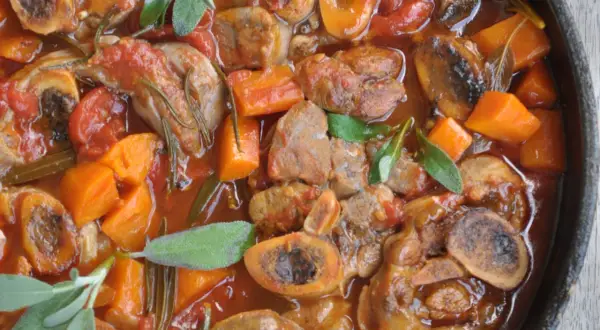 Pyszne ossobuco wołowe w sosie pomidorowym z marchewką i ziołami.