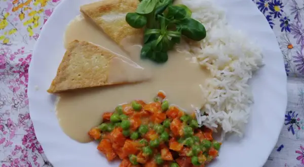 Pyszny sos do ryżu z kawałkami smażonego tofu i warzywami.