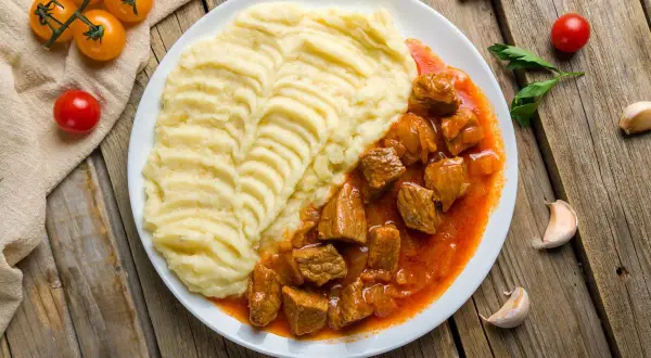 Twardy gulasz wieprzowy? Ile gotować, by był idealny!