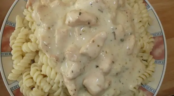Pyszny makaron fusilli z kurczakiem w kremowym sosie śmietanowym, doprawionym ziołami. Idealny obiad!
