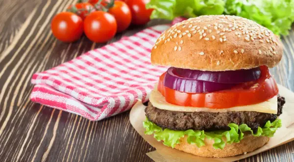 Mrożone hamburgery: Przepis na idealny smak. Bez rozmrażania?