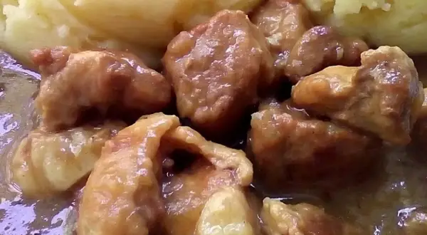 Gulasz wieprzowy z ziemniakami. Idealne jakie przyprawy do gulaszu wieprzowego? Papryka, majeranek, czosnek, kminek.