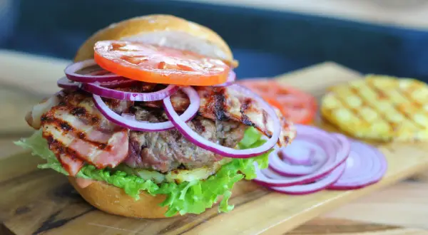 Jak zrobić burgera lepszego niż z restauracji? Przepis i triki