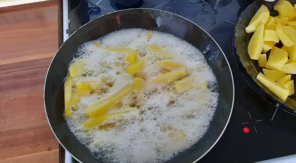 Frytki bez piany: Dlaczego olej się pieni i jak temu zapobiec?