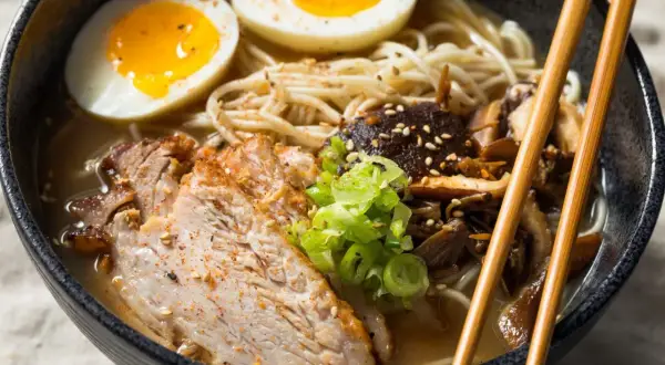 Pyszne ramen z plastrami wieprzowiny, jajkiem na pół i grzybami. Idealne, by dowiedzieć się, jak zrobić ramen.