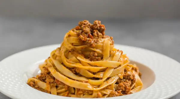 Tagliatelle z bogatym sosem mięsnym, idealne na obiad. Ten ragu przepis to klasyka!