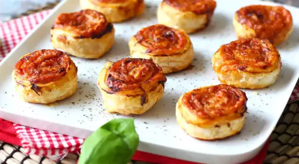Chrupiące ciasto francuskie w airfryer, z sosem pomidorowym i serem, tworzy pyszne przekąski.