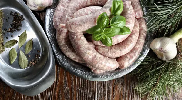 Jak jeść białą kiełbasę surową? Bezpieczne i smaczne metody