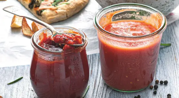 Domowy sos do pizzy: przepis na smak jak z włoskiej pizzerii!
