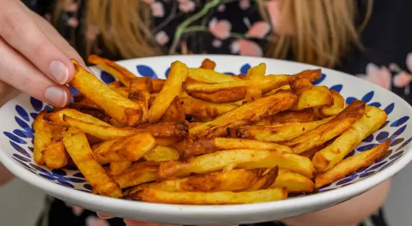 Chrupiące frytki na patelni bez oleju: przepis krok po kroku
