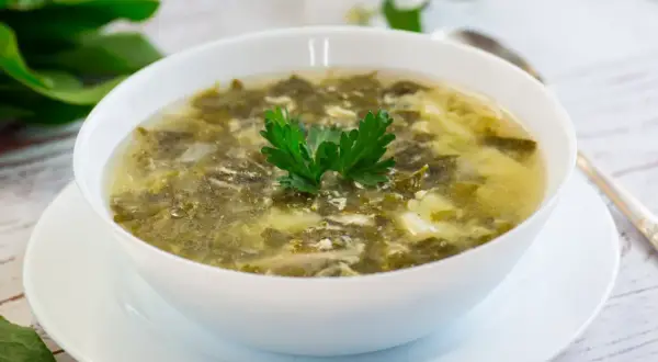 Zupa szczawiowa ze słoika przepis. Aromatyczna, zielona zupa z dodatkiem jajka, udekorowana natką pietruszki.