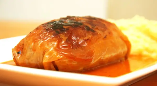 Bistro pieczone gołąbki w sosie, podane z purée ziemniaczanym. Apetyczny, złocisty kolor i aromatyczny sos zachęcają do spróbowania.