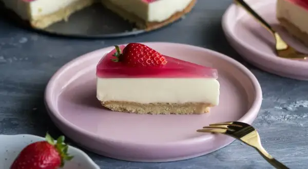Pyszny sernik z galaretką truskawkową i mascarpone. Czy można mieszać serek mascarpone z galaretką? Tak, efekt jest zachwycający!