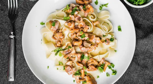 Pappardelle z kurkami w kremowym sosie. Dowiedz się, jak zrobić sos kurkowy, żeby nie był gorzki i zachwycał smakiem.