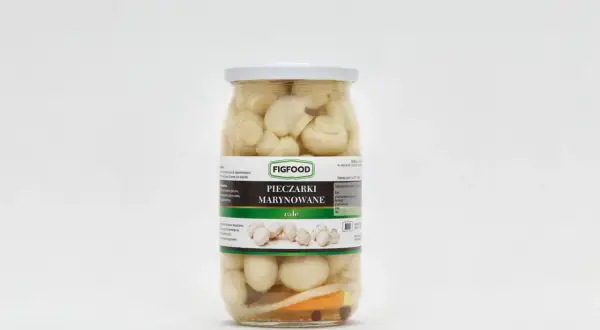 Słoik z pieczarkami marynowanymi marki Figfood, z widocznymi przyprawami na dnie.