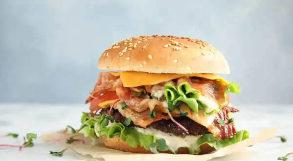 Ile kalorii ma burger wołowy? Rozłóż go na czynniki pierwsze!