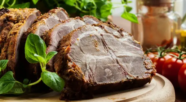Pokrojona, pieczona karkówka z ziołami i pomidorkami. Idealna na obiad.